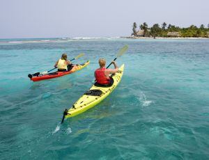 Ruta en kayak por el arrecife del atolón Glover, en Belice.