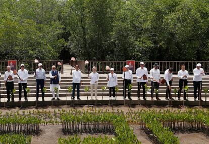 Líderes del G-20 participan en un acto de plantación de manglares en el Parque Forestal Tahura Ngurah Rai de Bali, este miércoles.