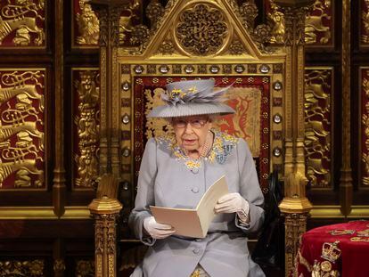 Isabel II, este martes, durante el discurso de apertura del periodo de sesiones del Parlamento británico.