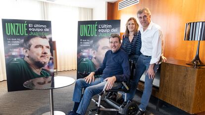 Juan Carlos Unzué, junto al periodista Xavi Torres, director del documental "Unzue. El ultimo equipo de Juancar” y su esposa, Maria Elorza, en la XXVI edición del Festival de Málaga.