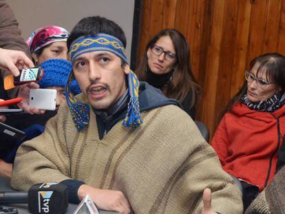 El lider mapuche Facundo Jones Huala habla con la prensa local.
