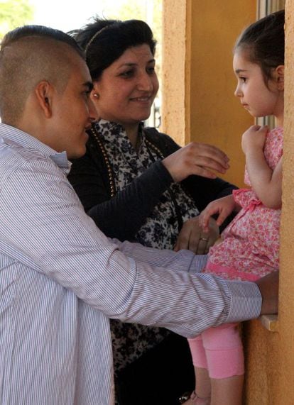 Safin, una niña siria de 4 años, se encuentra con su madre en el Ceti tras presentarse sola en el puesto fronterizo de Melilla (España).