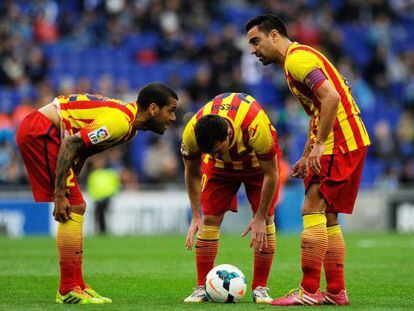 Alves, Messi y Neymar, antes de lanzar una falta.