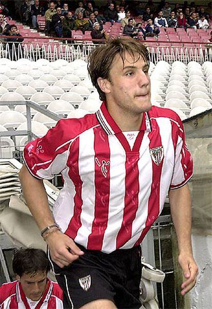 Carlos Gurpegui salta al campo de San Mamés para un entrenamiento.