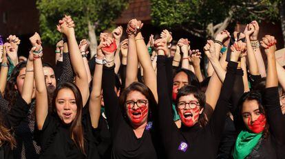 Un grupo de mujeres, en diciembre durante una protesta feminista en Ciudad de México. 