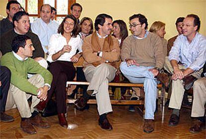 José María Aznar, junto a Alejandro Agag, secretario general del PP europeo, durante la reunión.