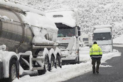 La Autovía Mudejar en los límites de Castellón y Teruel ha permanecido cortada durante horas por la nieve caída durante en las últimas horas, reteniendo en sus márgenes a numerosos vehículos pesados.
