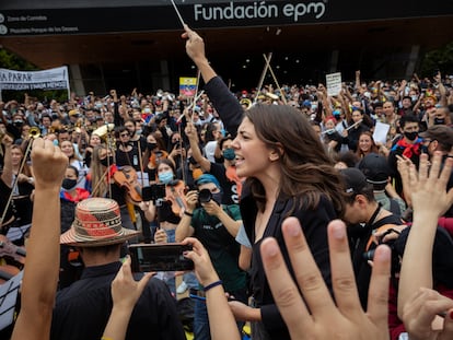 Susana Boreal dirige la Revolucionaria Orquesta Sinfónica durante las protestas en Colombia.