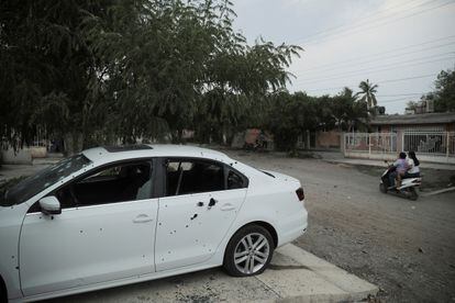 Un auto baleado junto al sitio donde fue asesinado Hipólito Mora.