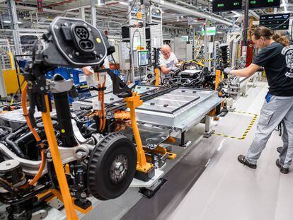 Operarios de Volkswagen ensamblan la batería y el tren de potencia de un ID.3 en la fábrica del grupo en Zwickau (Alemania).