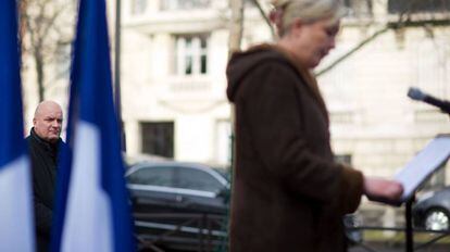 Thierry Legier. a la izquierda, asiste en febrero de 2012 a un acto de Marine Le Pen.