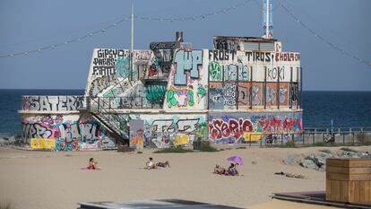 El antiguo restaurante del espigón entre las playas de la Mar Bella de Barcelona, a punto para el derribo.
