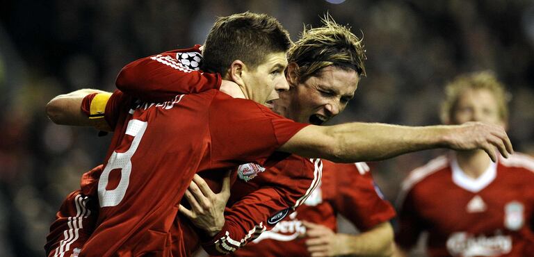 Gerrard y Torres celebran uno de los goles del 4-0 del Liverpool al Madrid en 2009.