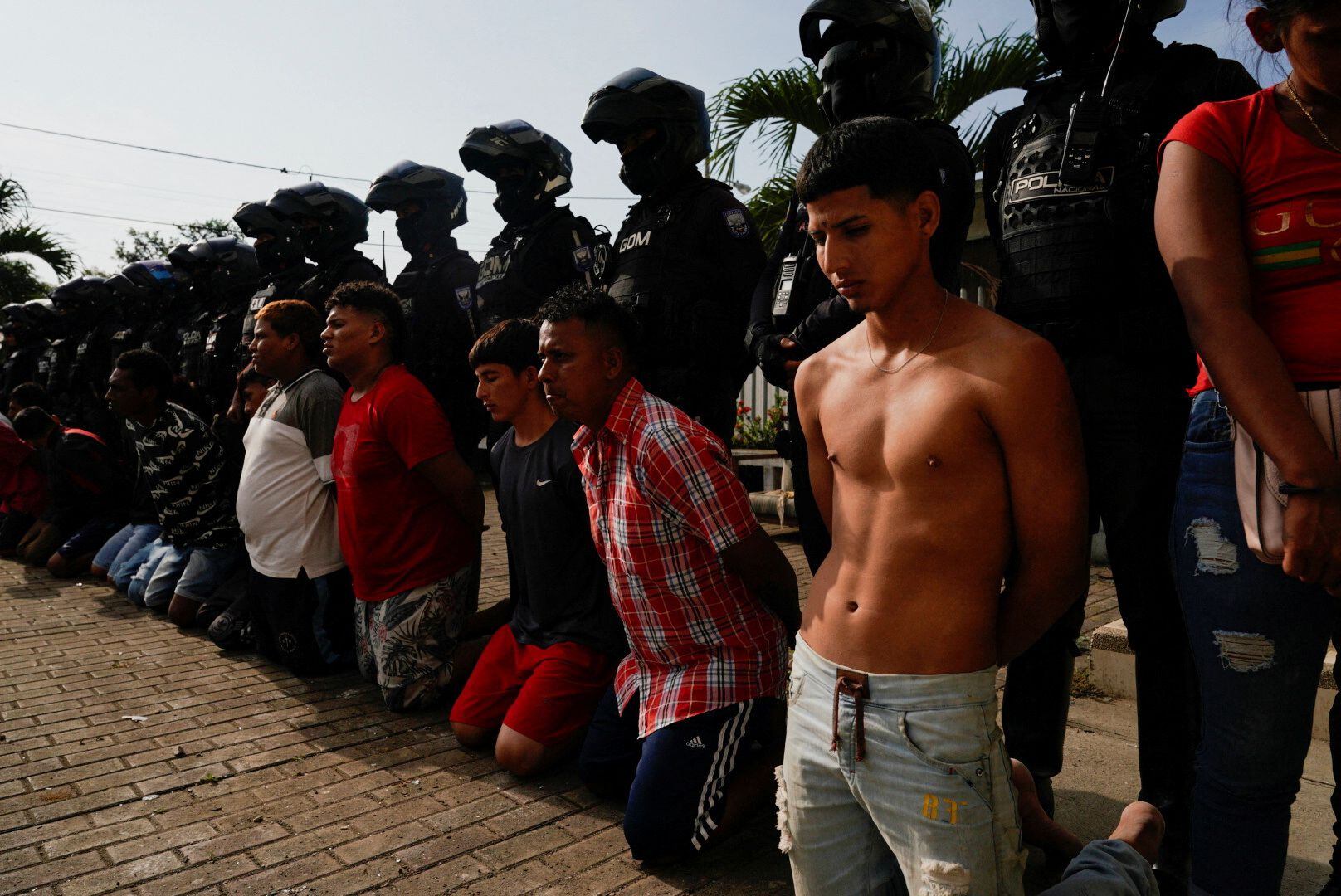 Jóvenes detenidos tras una operación de policía y ejército en el barrio Socio Vivienda de Guayaquil, el 26 de marzo.