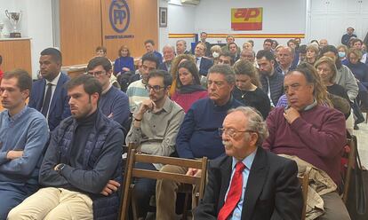 Asistentes al acto de Escudero en la sede del PP en el distrito de Salamanca.