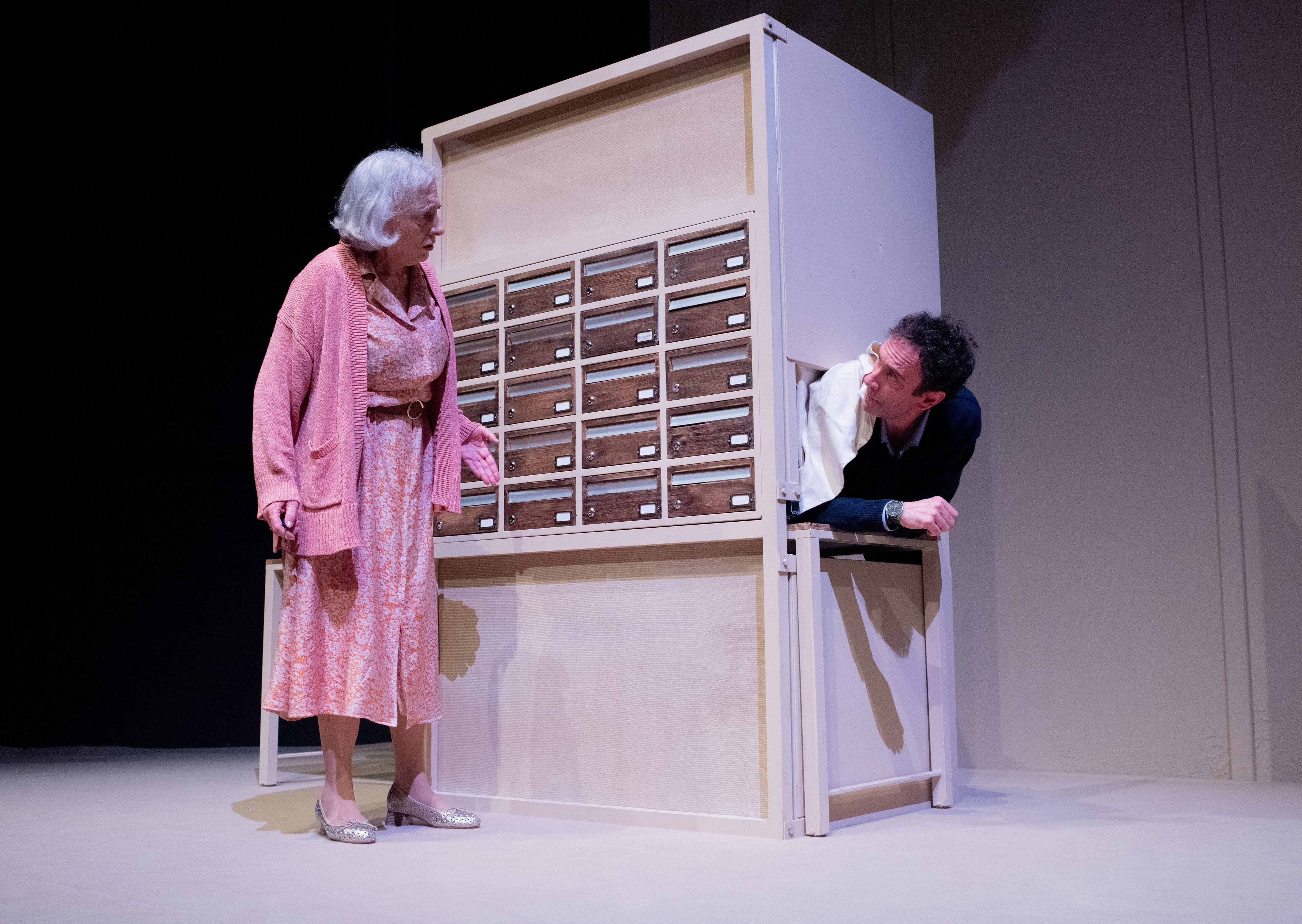 Escena de la obra 'María Luisa', de Juan Mayorga. Lola Casamayor y Paco Ochoa. Teatro Abadía. Fotografía: JAVIER NAVAL