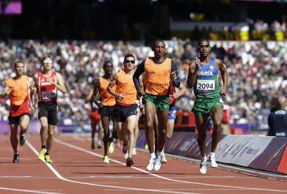 El brasileño Santos, a la derecha, corre con su guía en la carrera de 1.500 metros