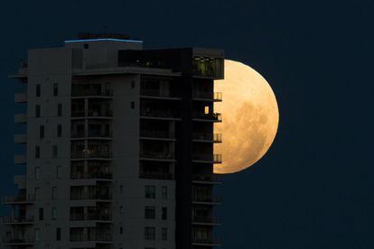 La llamada superluna azul, en lo alto del cielo de la ciudad de Perth (Australia).