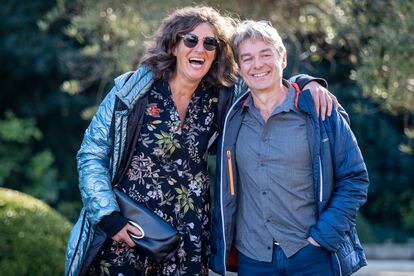 Marie Laure Widmer (a la izquierda) y Jean Daniel Bohnenblust, premio al mejor programa internacional de televisión por 'Crimes de guerre, avec les enquéters en Ukranie'.