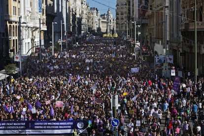 Manifestantes por la Gran Vía a su paso por la Plaza de Callao. Este año la violencia machista se ha cobrado la vida de 41 personas, según los datos oficiales, si bien las organizaciones feministas elevan la cigra a 57 contando los casos de asesinatos que aún no ha resuelto la justicia.