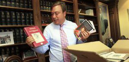 El nuevo alcalde de Getafe aún tiene un buen puñado de cajas de libros sin desembalar. 