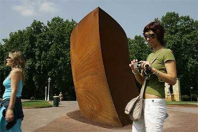 <i>New Union</i> (2003), obra de Richard Serra instalada en el parque de Doña Casilda, en el entorno del Museo de Bellas Artes de Bilbao.