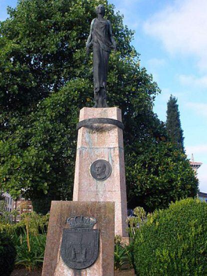 El monumento de Franco, antes de retirar el medallón.