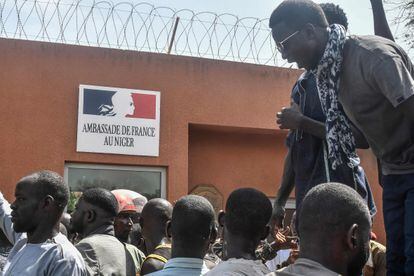 Manifestación frente a la Embajada de Francia en Niamey, tras el golpe militar contra el presidente Mohamed Bazoum. 