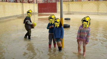 Escolares del centro Max Aub de Valencia en el patio inundado por la lluvia.