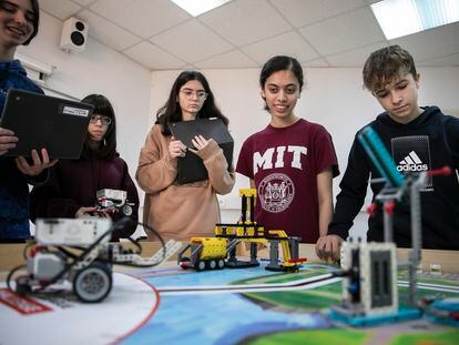 Ishika Shah, con camiseta del MIT, junto a los alumnos del instituto Vedruna Immaculada de Barcelona en clase de robótica.