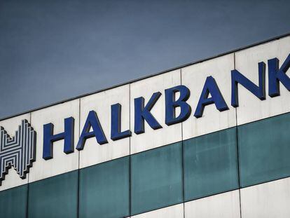 El logo del banco estatal turco Halkbank, en una foto tomada el 2 de diciembre 2017. 