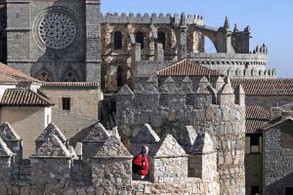 Una perspectiva de Ávila en la que la muralla se funde con la catedral.