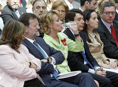 De izquierda a derecha, Elvira Rodríguez, Mariano Rajoy, Esperanza Aguirre, Ignacio González, Beatriz Corredor y Alberto Ruiz-Gallardón, en la Real Casa de Correos.