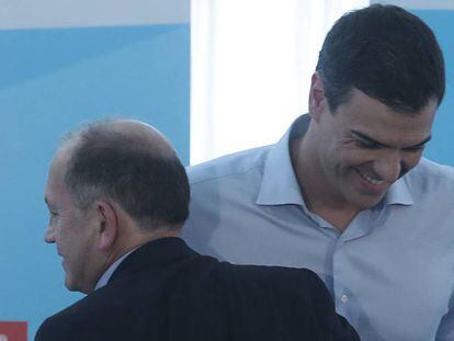 Pedro S&aacute;nchez con Xoaqu&iacute;n Fern&aacute;ndez Leiceaga durante un acto electoral en Tui (Pontevedra).