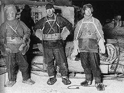 Birdie Bowers, Bill Wilson y Cherry, en 1911, a punto de viajar en busca de huevos de pingüino.