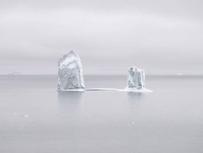 Dos icebergs del glaciar Jakobshavn flotan en la bahía Disko, sobre el Círculo Polar Ártico, en el oeste de Groenlandia.