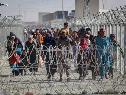 Un grupo de afganos atravesaban el martes la frontera con Pakistán en el punto fronterizo de Chaman.