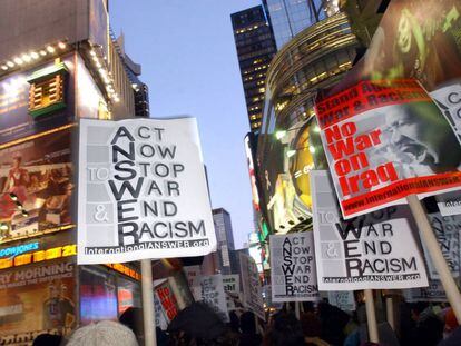 Varios carteles contra en la guerra de Irak y el racismo portados por manifestantes concentrados en Times Square (Nueva York), en febrero de 2003.