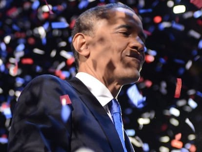 Obama sonr&iacute;e este martes en Chicago durante la celebraci&oacute;n de su victoria.