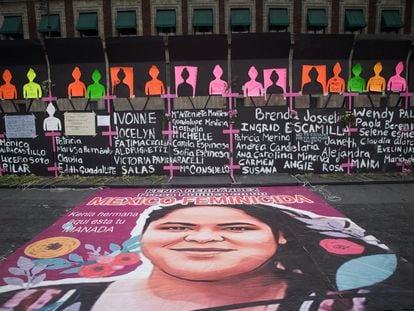 Nombres de mujeres asesinadas en México en el muro que protegía el Palacio Nacional de las manifestación del 8-M de 2021.