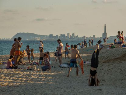 Decenas de personas disfrutan en una de las playas de Barcelona este viernes.