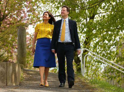 El líder del partido Liberal, Nick Clegg, y su esposa Miriam Gonzalez llegan al centro electoral en Hall Park Hill Community en Sheffield, Inglaterra.