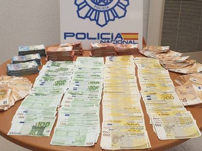 Dinero intervenido por la Policía en el 'call center' fraudulento de Madrid. En vídeo, declaraciones de la portavoz de la Policía Nacional, Regina Torres.
