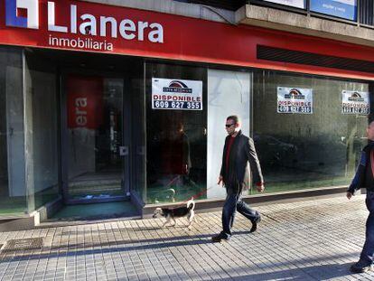 Fachada de la sede de la inmobiliaria Llanera, a la venta, en Valencia.