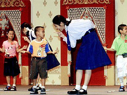 Niños tailandeses infectados de sida, en una actuación ayer en la clausura de la Conferencia Mundial del Sida, en Bangkok.