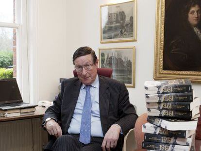 Max Hastings en su estudio del barrio londinense de Fulham, donde recala una vez por semana.