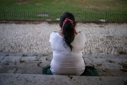Isabel, de 42 años, solicitante de asilo, posa en un parque en Madrid.