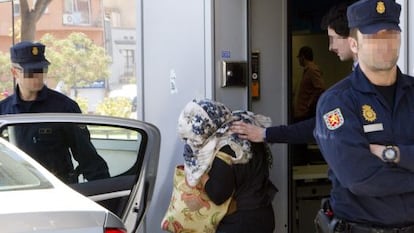 Detenció d'un dels tres treballadors de l'oficina de l'Inem de Badalona.