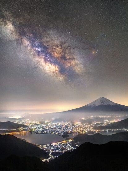 'Mt. Fuji and the Milky Way over Lake Kawaguchi'. Prefectura de Yamanashi (Japón).
