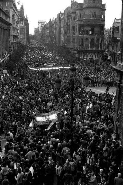 Manifestación el 4 de septiembre de 1977 exigiendo la autonomía de Andalucía, en Sevilla.